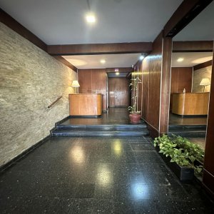 A Alquilar Escritorio Oficina Local Consultorio Ciudad Vieja piso 1 con terraza al frente, gastos incl.