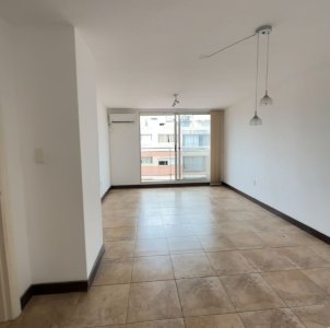 Alquiler apartamento en Cordón Sur 1 dormitorio y medio, con balcón al frente.