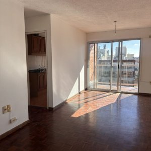 Alquiler Apartamento 2 dormitorios en Pocitos con divisiones, balcón y garaje. 