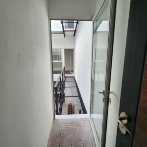 Alquiler Apartamento Duplex 2 dormitorio con patio en Barrio Sur con bajos gastos comunes.