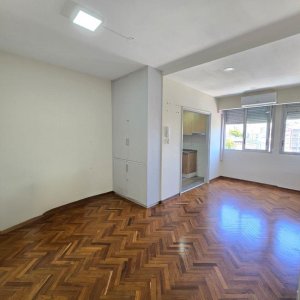 Alquiler apartamento en Centro 1 dormitorio con hermosa vista y cochera por orden de llegada.