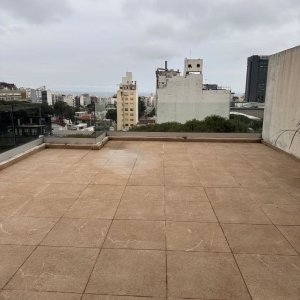 Alquiler apartamento monoambiente semi amoblado en Punta Carretas piso 8 con gran terraza.