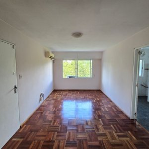 Alquiler apartamento en Prado 3 dormitorios, baño, cocina definida y garaje opcional.