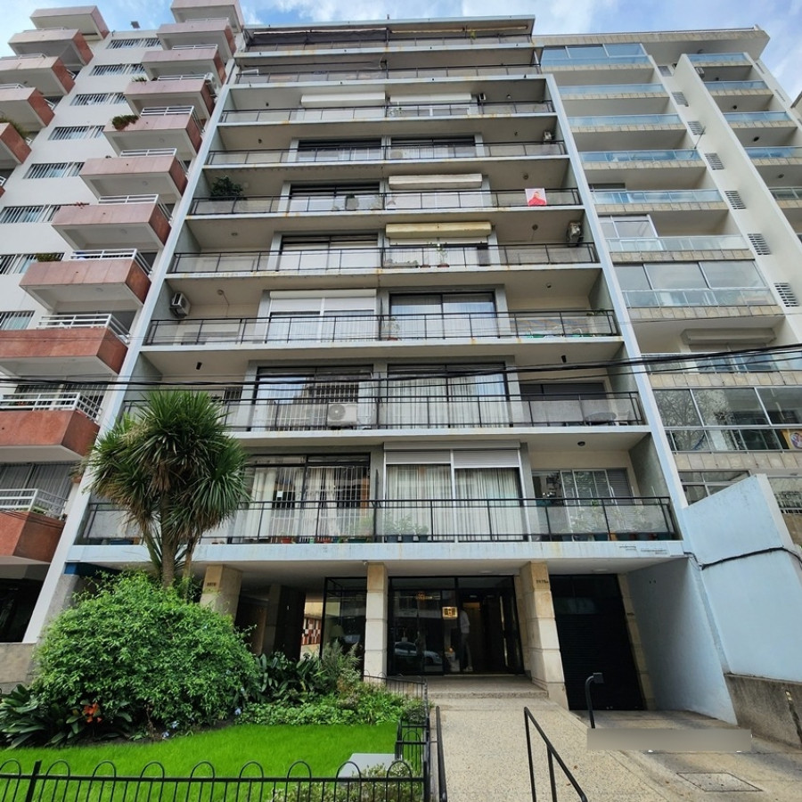 Apartamento A La Venta En Pocitos Con Buena Renta, 2 Dormitorios, Garage Y Patio.