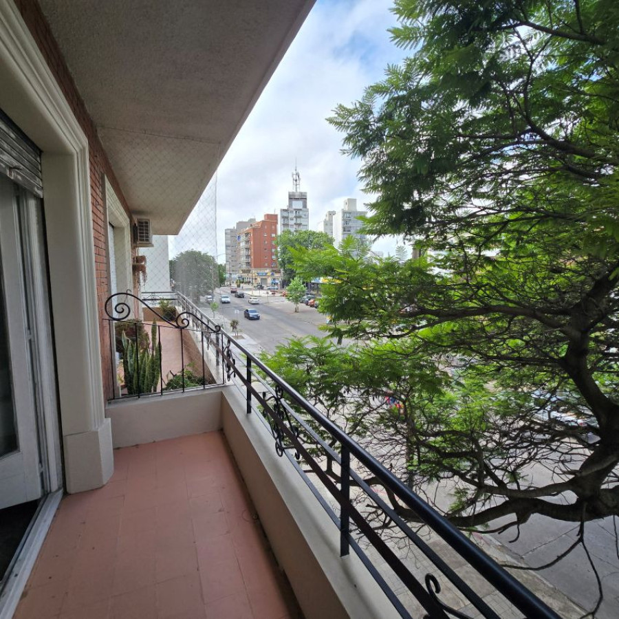 Venta apartamento a reciclar Pocitos 3 dormitorios, 2 baños y garaje.