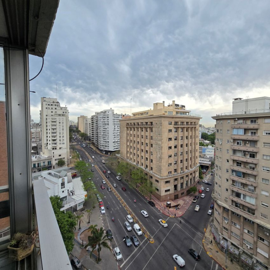 Venta apartamento Centro 3 dormitorios, 2 baños y terraza al frente en piso 14.