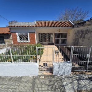 Venta casa, 2 dormitorios,  garaje y fondo, Paso de las Duranas.