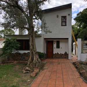 Venta casa Nuevo Paris 2 dormitorios con 2 baños.