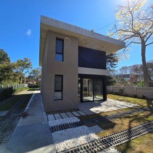 Alquiler casa en Punta Gorda, 3 dormitorios, 2 baños, toilette, cochera y parrillero.