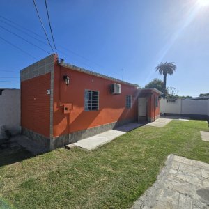 Alquiler casa en Ituzaingó 2 dormitorios con fondo y cochera