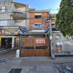 Venta casa Malvin 2 dormitorios con barbacoa y garaje.