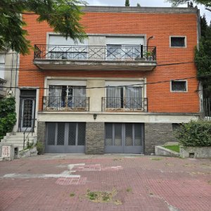 Venta casa la blanqueada a reciclar 3 dormitorios, 4 baños, garaje para 3 autos y patio.