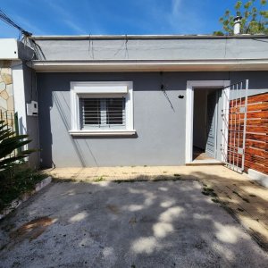 Alquiler Casa con cochera y patio, 1 dormitorio Cerrito de la Victoria.