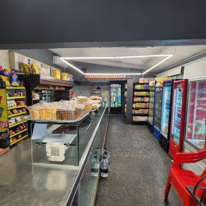 Venta En Maroñas Local Comercial Con Apartamentos. 