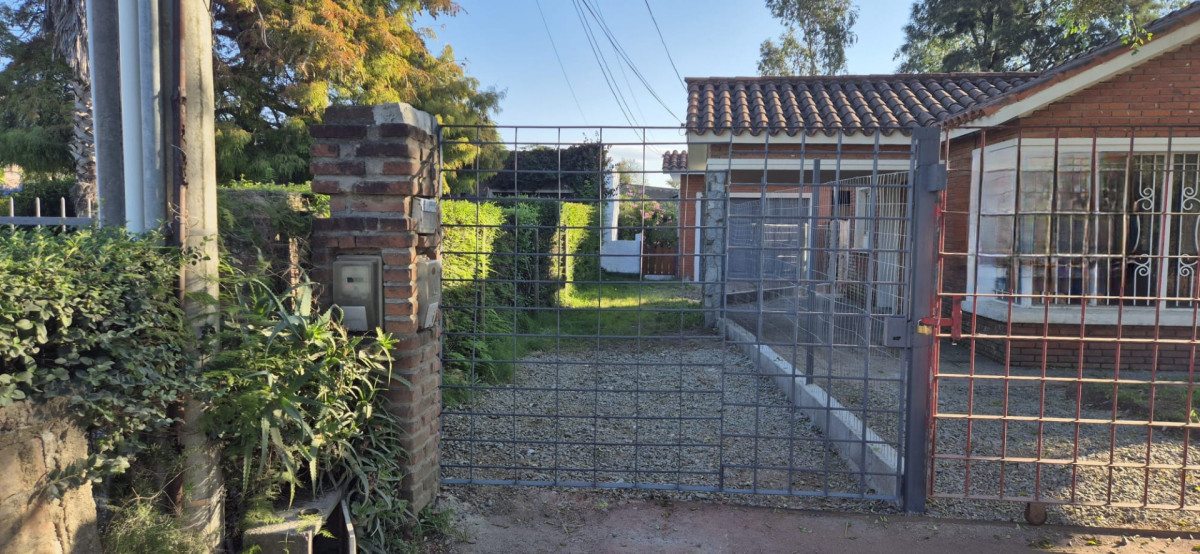 Casa En Solymar 2 dormitorios con entrada para auto