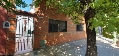 Venta PH tres niveles de tres dormitorios un baño patio parrilla terraza Munro Olivos