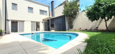 CASA TRES DORMITORIOS TRES BAÑOS GARAGE PARRILLA PILETA SAN ISIDRO MARTINEZ