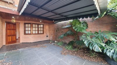 Duplex de tres dormitorios dos baños toilette cochera cubierta jardin parrilla Olivos Vicente Lopez