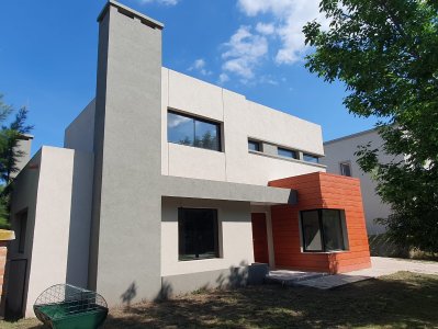 Venta casa tres dormitorios pileta parrilla en Santa Guadalupe, Pilar del Este, Pilar