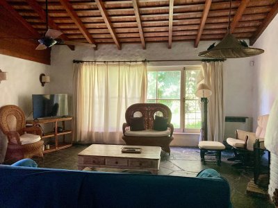 Casa tres dormitorios dos baños con pileta Playa Mansa 