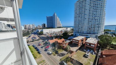 Apartamento en venta de 2 dormitorios en punta del este con vista al mar 
