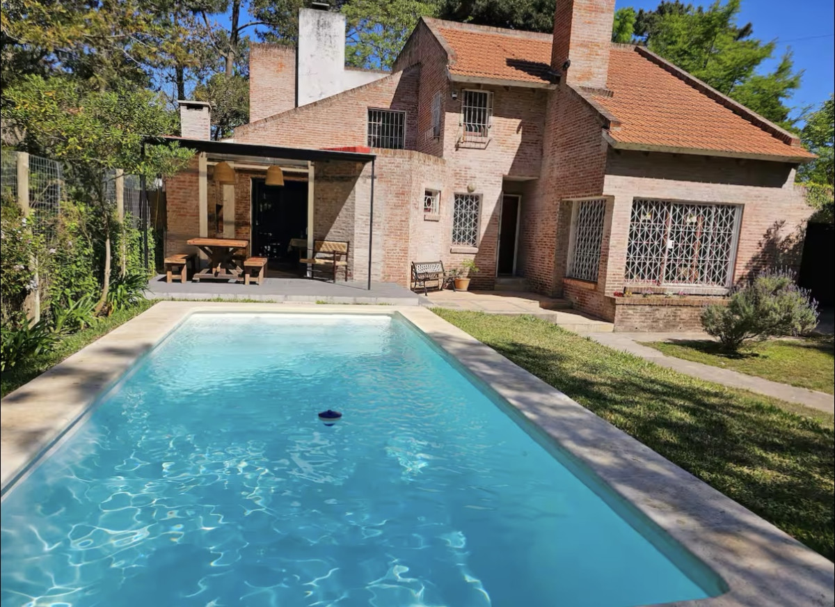Casa en alquiler en Punta del este de 5 dormitorios con piscina 
