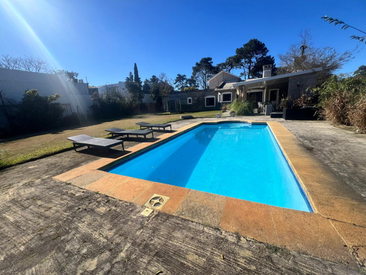 Casa 4 dormitorios en alquiler anual en Punta del este cantegril 