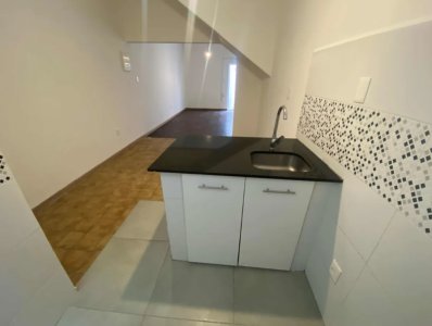 Apartamento En Alquiler Pocitos Nuevo Planta Baja  Ideal Pérsona Mayor Con Patio Proximo A Montevideo Shopping 
