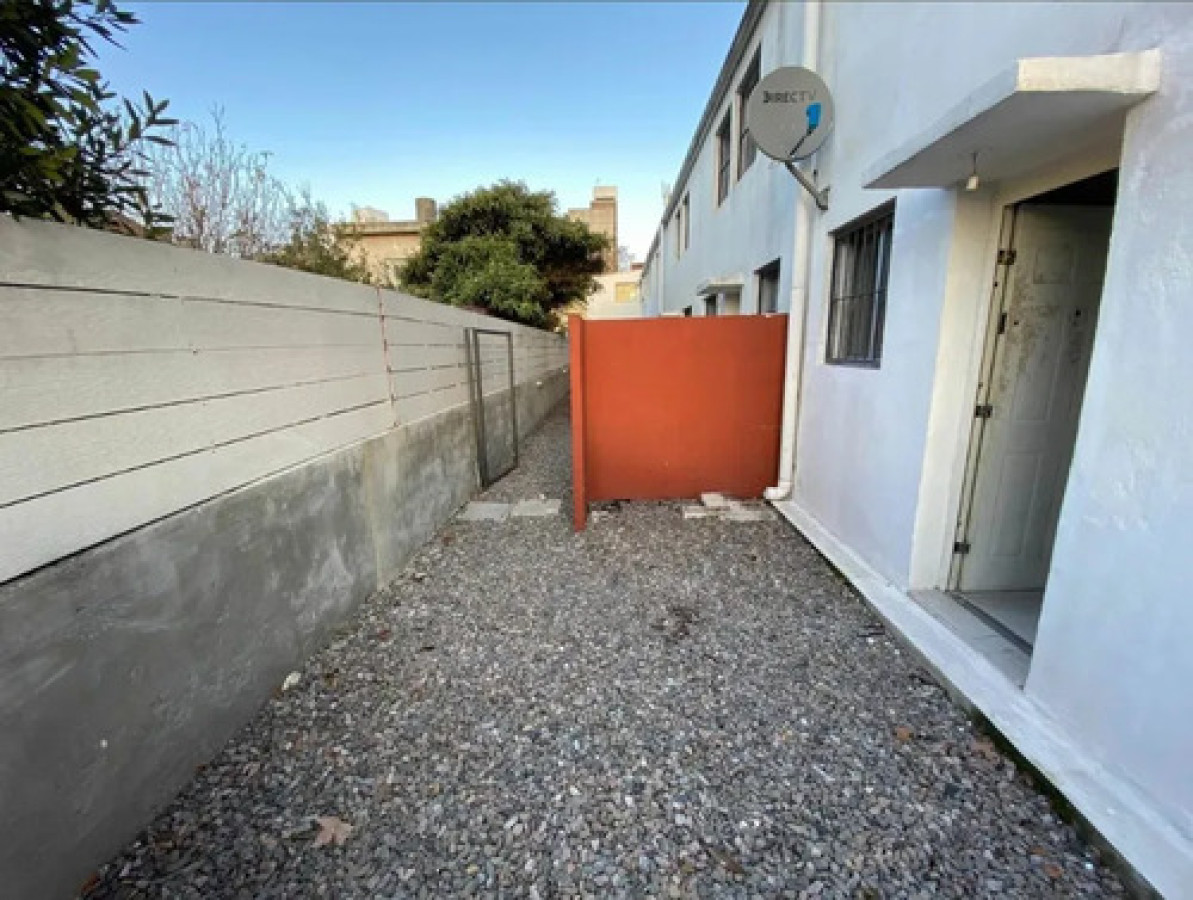 Apartamento Tipo Casita Lateral  Dúplex  En Alquiler La Blanqueada 