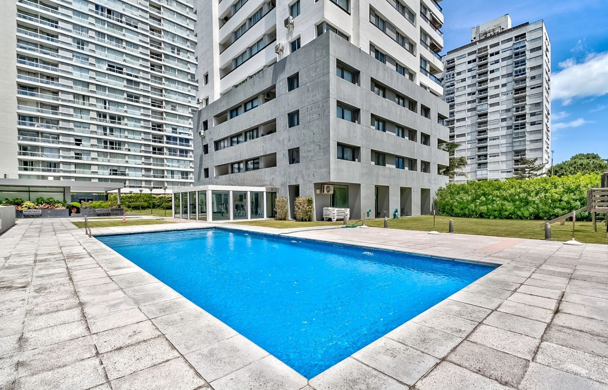 Imagen de Venta apartamento 3 dormitorios con vista parcial al mar. Punta del Este.