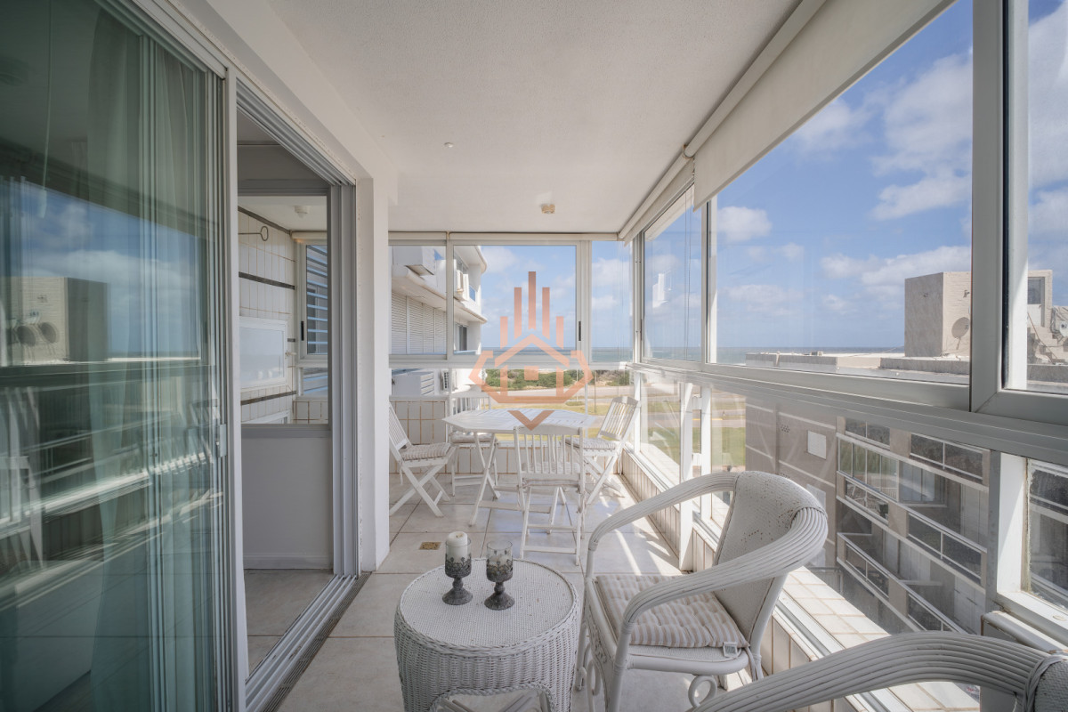 Venta apartamento de 3 dormitorios mas dependencia, frente a playa Brava.