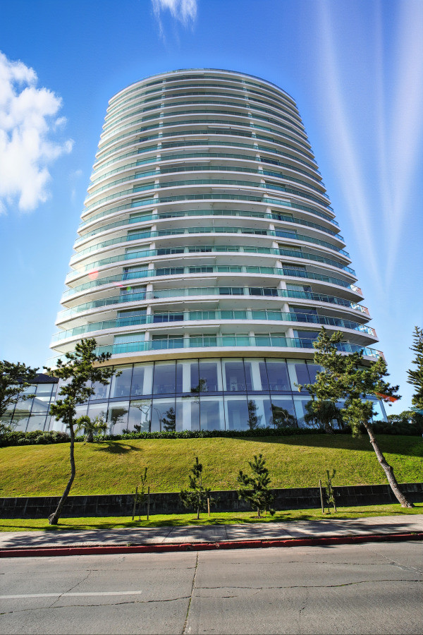 Apartamento en Venta 3 suites + servicio en Paramount Tower, Playa Mansa