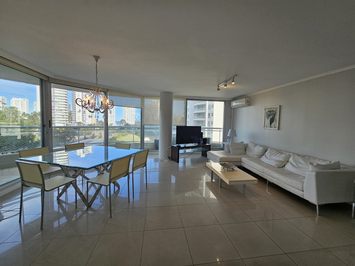 DEPARTAMENTO EN VENTA EN OCEAN DRIVE DE 3 DORMITORIOS MAS DEPENDENCIA