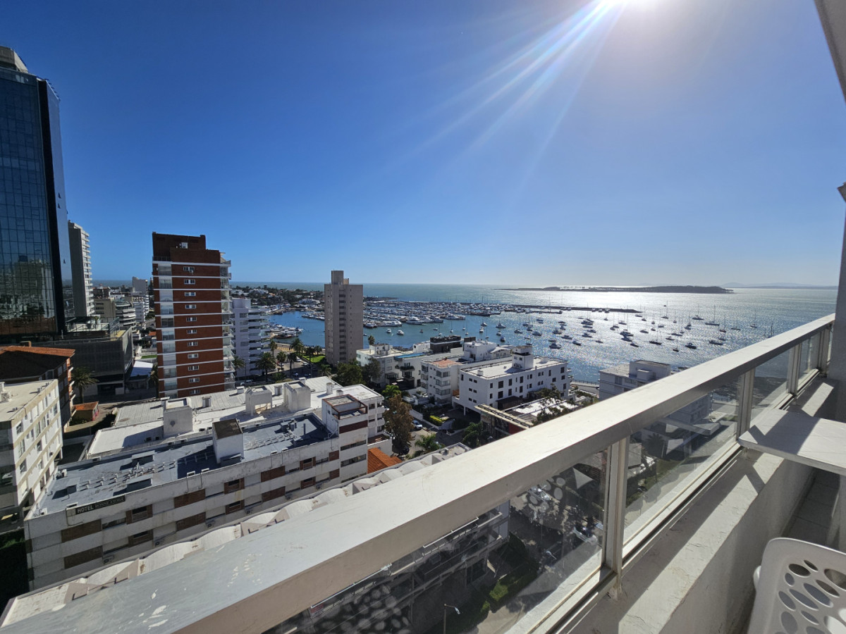 Se vende apartamento de 3 dormitorios en la Península, piso alto con vista al mar