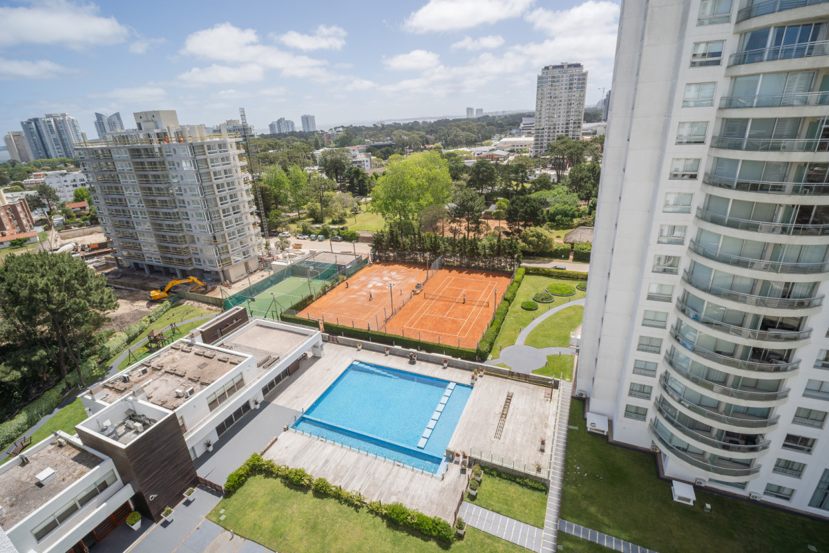 Venta Apartamento de 1 dormitorio medio a pasos del mar con vista parcial mar.