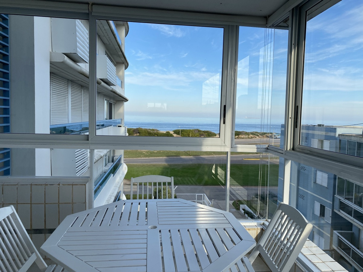Venta apartamento de 3 dormitorios mas dependencia, frente a playa Brava.