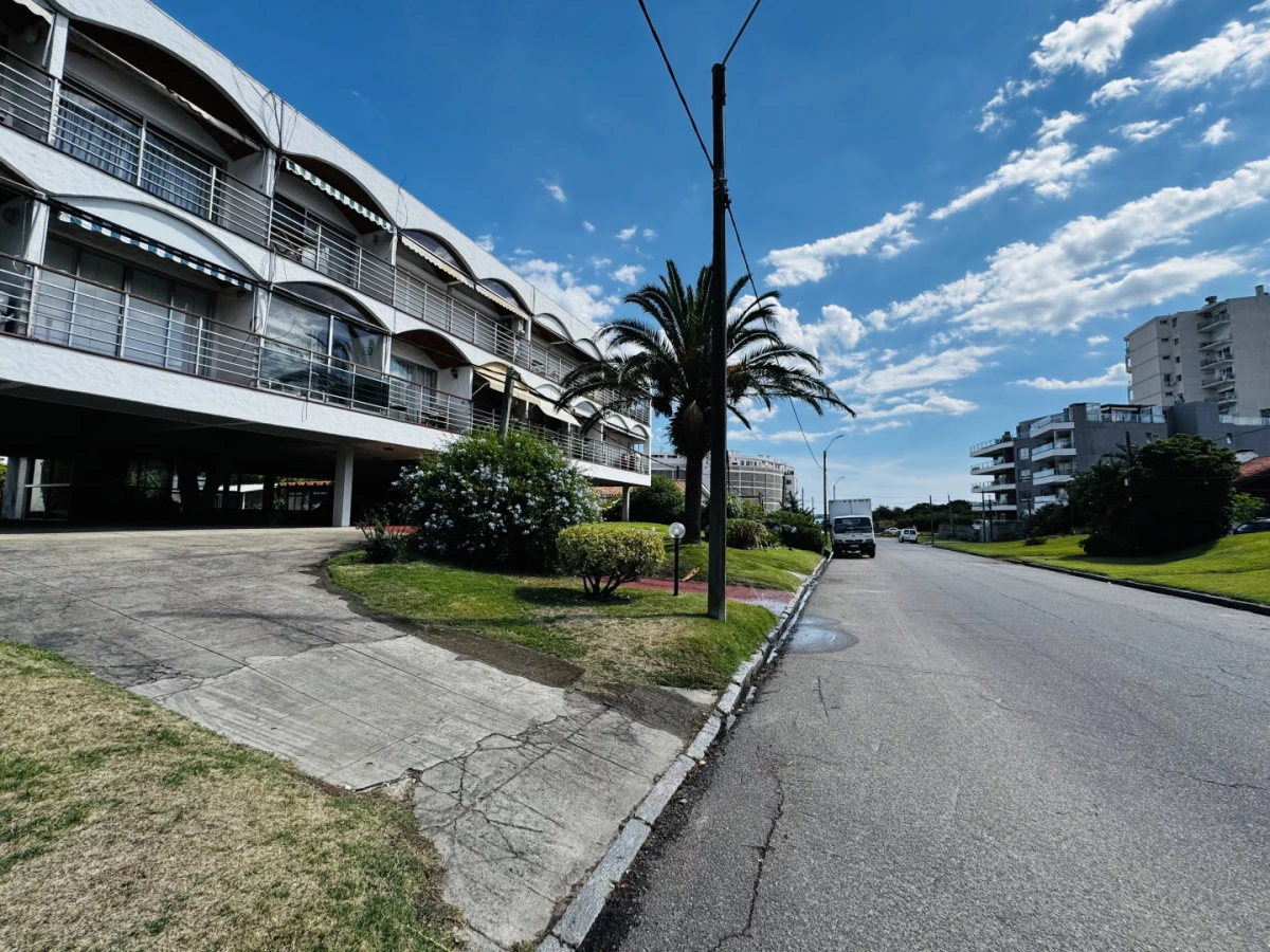 Alquiler invernal apartamento de 1 dormitorio y medio a pasos de playa mansa.