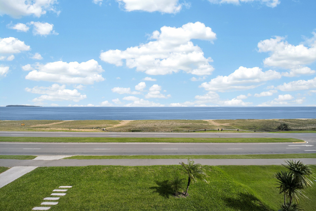 Venta apartamento de 3 dormitorios en suite, con vista al mar, primera Linea.