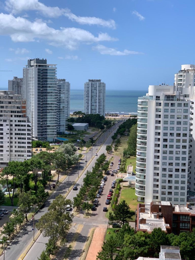 Venta Apartamento de 3 dormitorios con vista al mar.