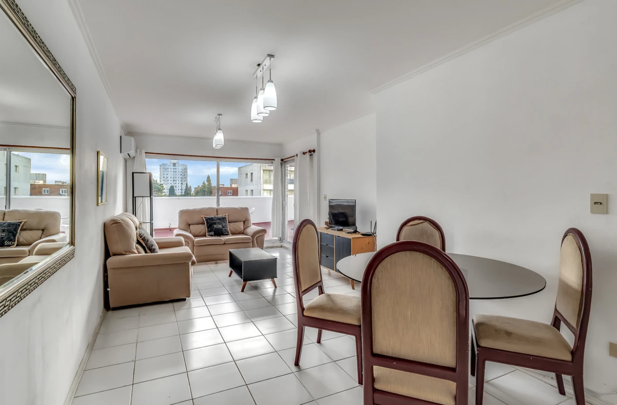 Venta apartamento 3 dormitorios, a pasos de Playa Brava. Terraza amplia