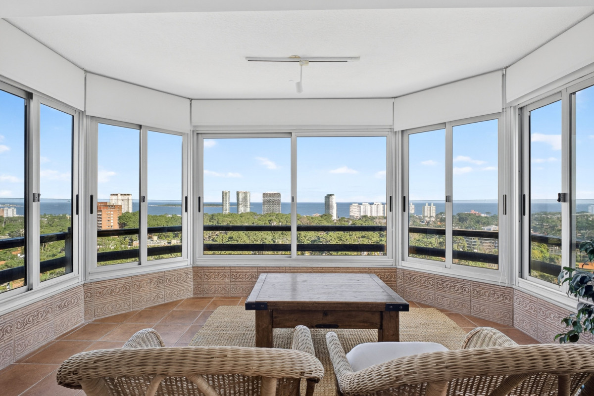 Venta departamento de 3 dormitorios más dependencia