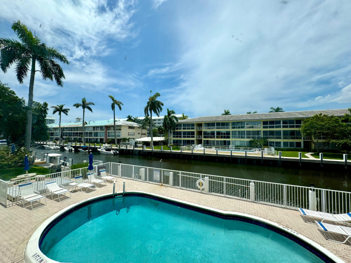 Apartamento en venta en Miami, Florida, vista al canal, excelente ubicación