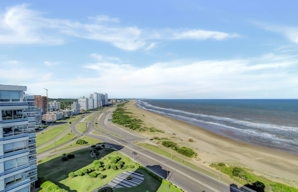 Venta apartamento de 3 dormitorios mas dependencia frente al Mar