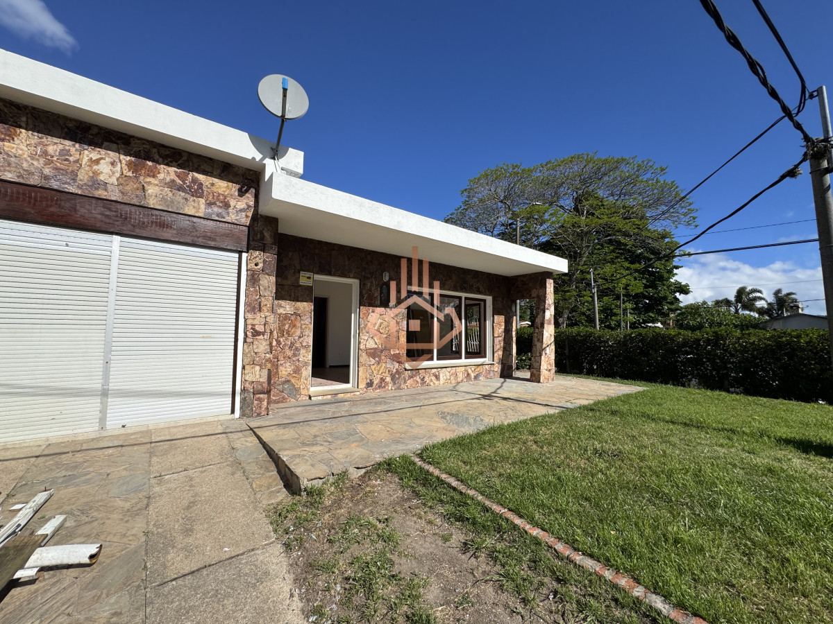 Venta Casa de 2 dormitorios cerca de playa mansa y servicios.