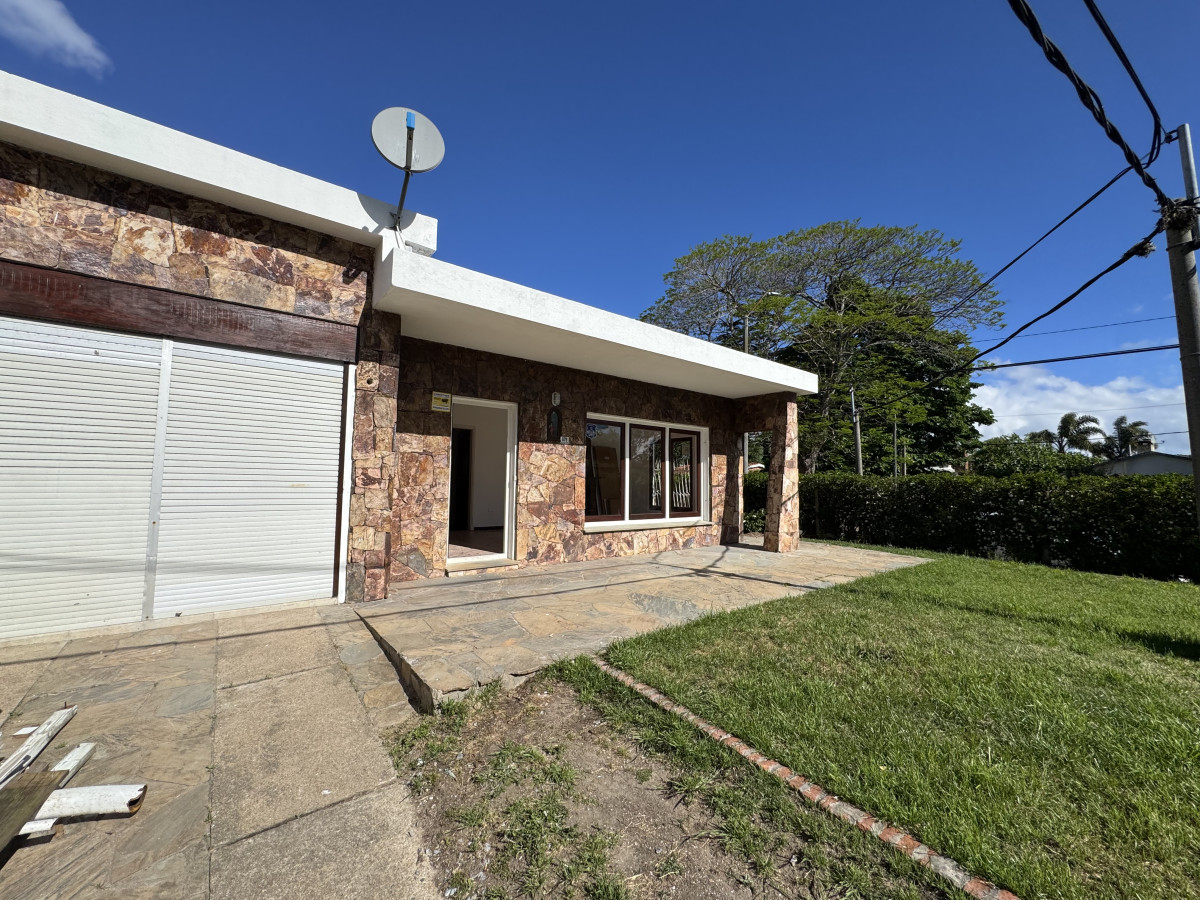 Venta Casa de 2 dormitorios cerca de playa mansa y servicios. 