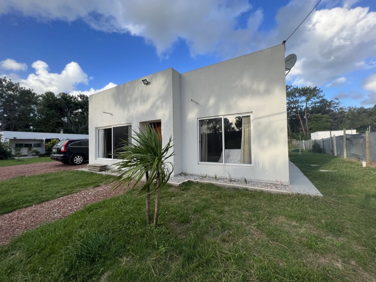 Se Alqula Casa de 2 Dormitorios y Dos Baños en la Barra