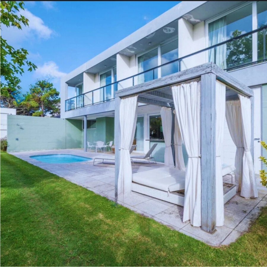 Venta Casa en Barrio Privado en playa mansa, 5 suites, piscina, losa radiante.