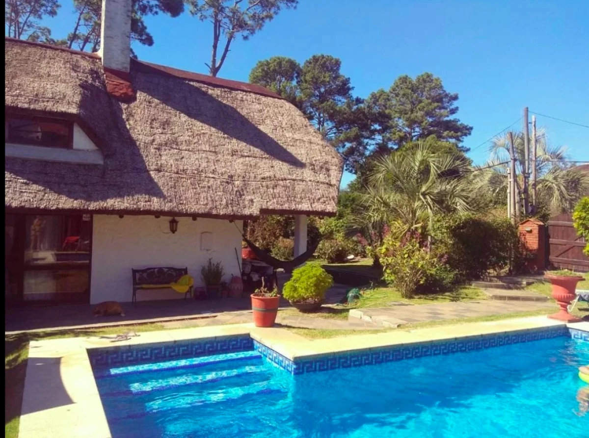 Casa en Pinares - 4 dormitorios y dependencia