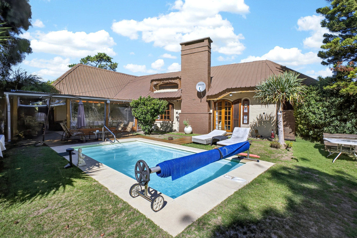 Casa En Venta De 5 Dormitorios , Dependencia 