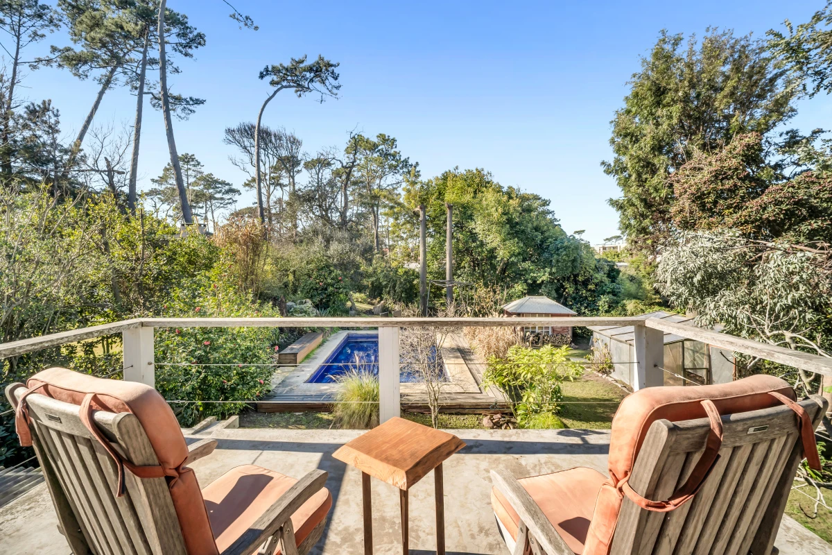 Casa en Venta en Playa Mansa P33 con 4 dormitorios (3 en suite) y 4 baños, Piscina y gran terreno a escasos 50mts del mar.